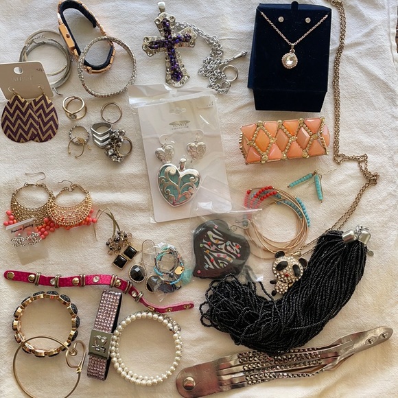 Jewelry - 30 Piece Costume Jewelry Lot
